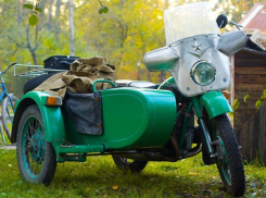 Молодой байкер на «Урале» перевернулся на трассе в Волгоградской области