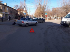 Годовалая и шестилетняя девочки попали в больницу в Михайловке из-за мужчины на Peugeot