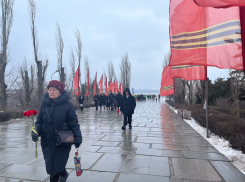 Люди с цветами массово идут на Мамаев курган 2 февраля