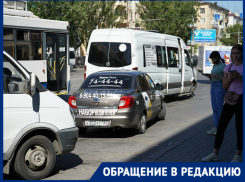 «Не подъедет ни один вид транспорта»: волгоградец возмущен запаркованной таксистами остановкой «Торговый центр»