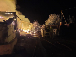 Барачный жилой дом почти 4 часа тушили в Волгоградской области 