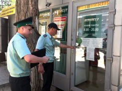 В Волгограде работники «Мясокур» до последнего защищали павильон от сноса