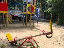 В центре Волгограда под землю проваливается открытая два года назад детская площадка