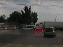 В Волгограде на видео попал ребенок, выпавший на ходу из «Лады»  