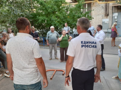 У спикера гордумы Волгограда появилась униформа для встреч с избирателями