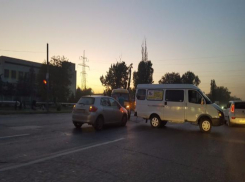 На юге Волгограда иномарка врезалась между двух «Газелей»