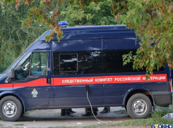 В фургоне на парковке автокомплекса в Волжском найден повешенный мужчина