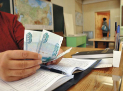 Директор школы пойдет под суд из-за увеличения зарплаты учителям за несуществующих учеников