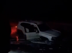 Машина с волгоградцами провалилась под лед в новогоднюю ночь: шок-видео 