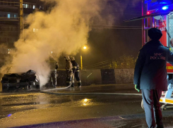 В Волгограде на мосту через ВДСК взорвалось авто: фото и видео