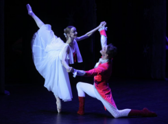 Билеты в театры на новогодние даты смели в Волгограде: теперь только в очередь 