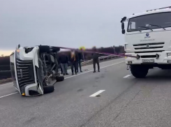 Китайский внедорожник пришлось вытягивать тросом на волгоградской дороге: видео