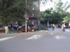 В Волгограде водитель «Девятки» наехал на остановку и скрылся