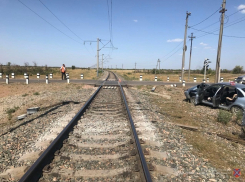 Lada Granta протаранила поезд под Волгоградом: женщина в больнице