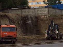 Водопад около областного морга в Волгограде устроили строители автомойки