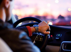 Волгоградские чиновники третий раз пытаются купить элитные иномарки почти на 20 миллионов рублей