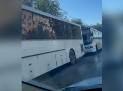 Колонну автобусов у воинской части сняли на видео в Волгоградской области
