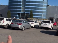 Гениев парковки пристыдила возмущенная москвичка в Волгограде