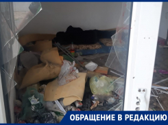 «Рядом костыли и лимонад, греется свечками»: павильон с надписью «Хлеб» в Волгограде атаковал бездомный