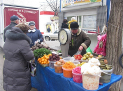 Чиновники разогнали стихийный рынок около Центробанка в Волгограде