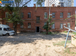 Подземный ход к «ликерке» и авиабомба: как волгоградцы живут в 133-летнем доме с туалетом в подвале
