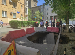 Земля провалилась за администрацией Волгоградской области: фото и видео с места