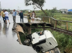 Водитель доставлен в больницу: подробности рокового обрушения моста в Волгоградской области