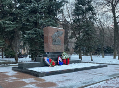 Братскую могилу в центре Волгограда довели до аварийного состояния