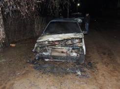 На юге Волгограда злоумышленник вывез и поджег неисправный ВАЗ