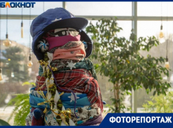 «Ждущие «двойку» и счастливые змеи: в Волгограде выбирают самую необычную елку 