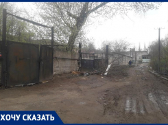 «Неубираемая помойка»: дорога на юге Волгограда рядом с детским садом за 20 лет заросла грязью и мусором