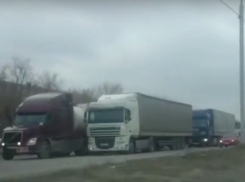 Дальнобойщики Волгограда встали в огромную пробку на Третьей Продольной