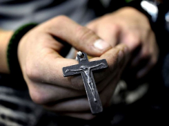 Скелет в иконах и с православным крестом обнаружили под Кумылженской