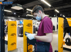 В Волжском активисты начали сбор подписей против введения QR-кодов в магазинах и на транспорте 