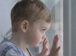 В Волжском с высоты 5-го этажа выпал ребенок