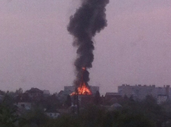 В Волгограде тушат крупный пожар в частном доме