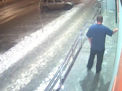 В Волгограде буйный дебошир изуродовал фасад жилого дома