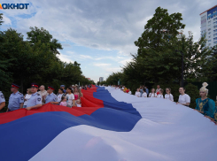 Стометровый флаг пронесли по центру Волгограда на День России 