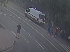 В Волгограде мужчина на электросамокате врезался в иномарку