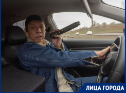 «С ГАИшниками проблем нет»: волгоградский таксист на машине-караоке покоряет интернет