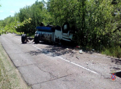 Молоковоз опрокинулся в кювет под Волгоградом: двое в больнице