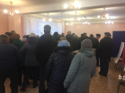 Волгоградцы бросают в урны незаполненные бюллетени из-за очередей в кабинки для голосования