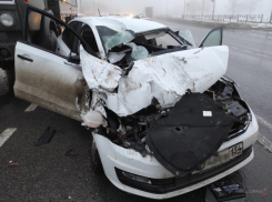 Водитель влетевшей в КамАЗ иномарки погиб в Волгограде