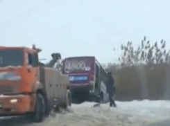 На «расчищенных» дорогах Волгограда бьются авто 