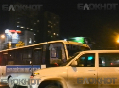 ДТП с автобусом миграционной службы и внедорожником попало на видео в Волгограде