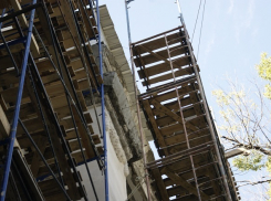 Рабочие скинули брус с крыши и убили пенсионера в Волгоградской области