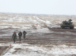 Военные вышли расчищать снег в Волгоградской области: губернатор просил помощи