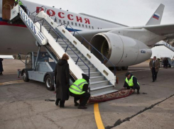 Целый самолет иностранных наблюдателей приземлился в Волгограде