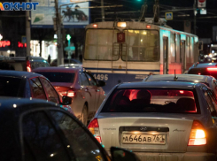 «Да их тут девять штук»: массовое ДТП спровоцировала яма-ловушка в тоннеле на Тулака