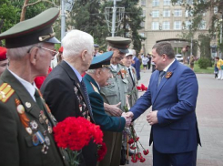 Андрей Бочаров проверяет, все ли готово к приезду певца Трофима